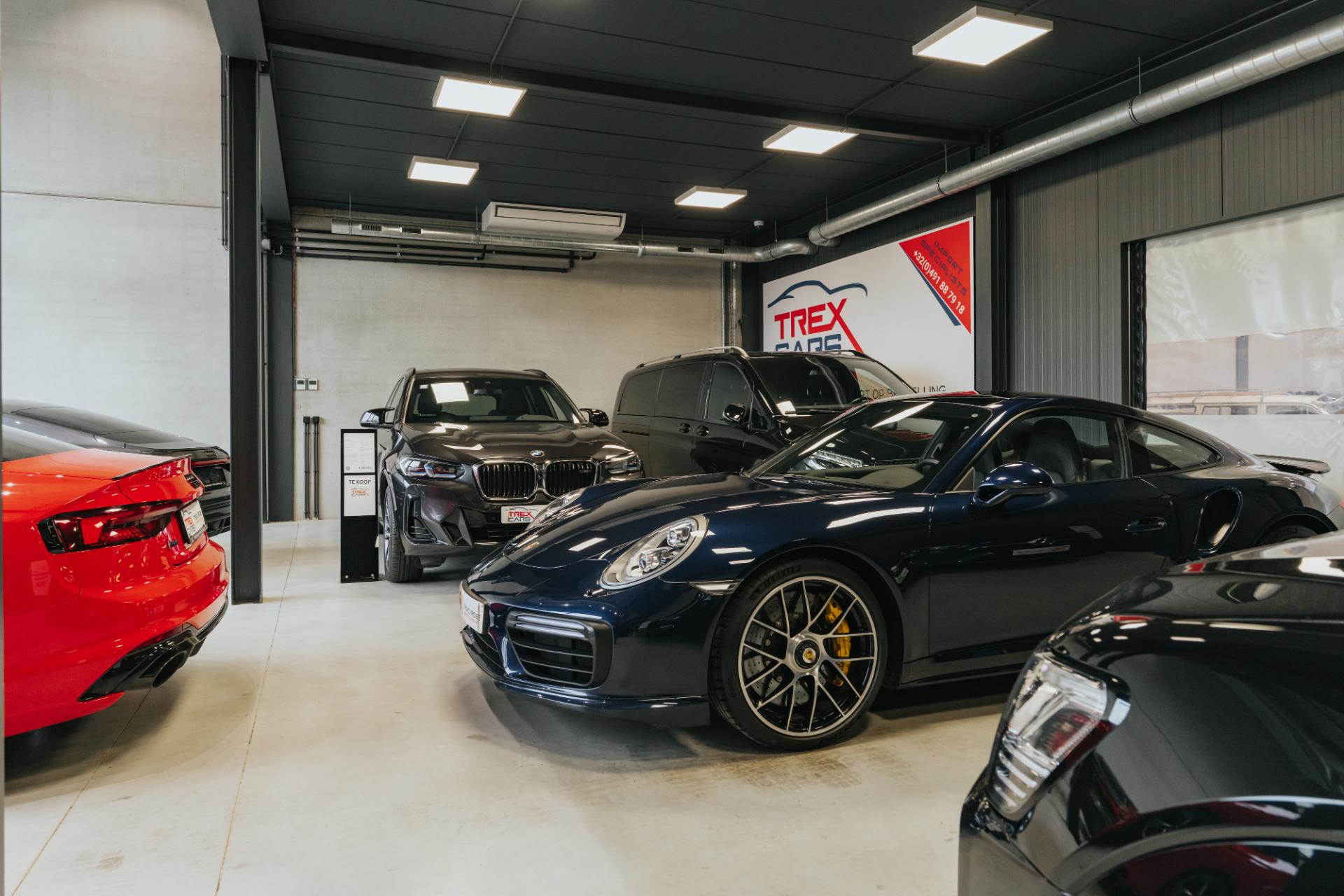 Porsche 911 in moderne showroom van Trex Cars België