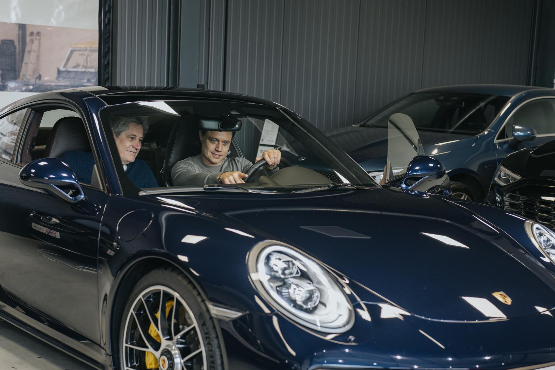 Rijbeleving in showroom met premium sportwagen
